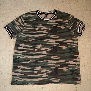 Forever 21 Green Camouflage Short Sleeve Size XL Tee NEW CONDITION Outfit Camo